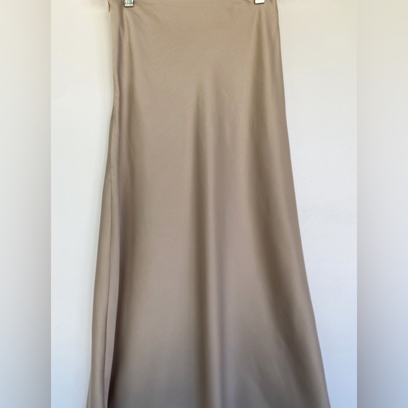 Satin silk style midi skirt - Picture 2 of 5